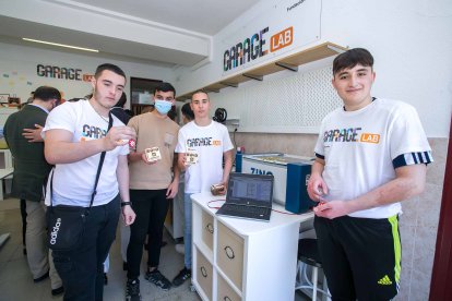 La iniciativa se desarrolla a través de un entorno de fabricación digital y empleando la cultura maker, cuya aplicación en el proceso educativo ha logrado reducir la tasa de abandono escolar en más de un 13 por ciento y aumentado la motivación del alumnado en más de un 62 por ciento. TOMÁS ALONSO