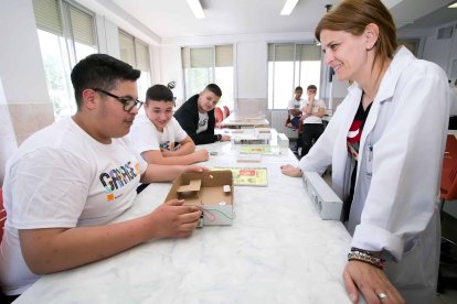 La iniciativa se desarrolla a través de un entorno de fabricación digital y empleando la cultura maker, cuya aplicación en el proceso educativo ha logrado reducir la tasa de abandono escolar en más de un 13 por ciento y aumentado la motivación del alumnado en más de un 62 por ciento. TOMÁS ALONSO