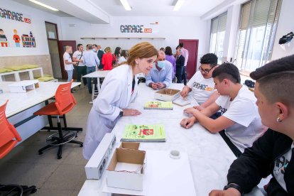 La iniciativa se desarrolla a través de un entorno de fabricación digital y empleando la cultura maker, cuya aplicación en el proceso educativo ha logrado reducir la tasa de abandono escolar en más de un 13 por ciento y aumentado la motivación del alumnado en más de un 62 por ciento. TOMÁS ALONSO