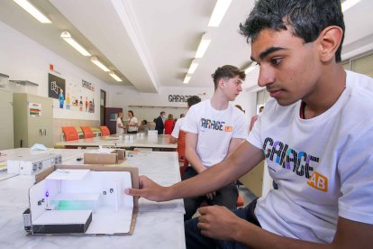 La iniciativa se desarrolla a través de un entorno de fabricación digital y empleando la cultura maker, cuya aplicación en el proceso educativo ha logrado reducir la tasa de abandono escolar en más de un 13 por ciento y aumentado la motivación del alumnado en más de un 62 por ciento. TOMÁS ALONSO