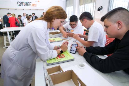 La iniciativa se desarrolla a través de un entorno de fabricación digital y empleando la cultura maker, cuya aplicación en el proceso educativo ha logrado reducir la tasa de abandono escolar en más de un 13 por ciento y aumentado la motivación del alumnado en más de un 62 por ciento. TOMÁS ALONSO