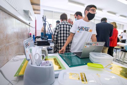 La iniciativa se desarrolla a través de un entorno de fabricación digital y empleando la cultura maker, cuya aplicación en el proceso educativo ha logrado reducir la tasa de abandono escolar en más de un 13 por ciento y aumentado la motivación del alumnado en más de un 62 por ciento. TOMÁS ALONSO