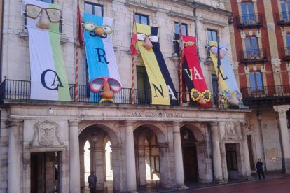 Román es quien está detrás de las máscaras de Carnaval. ECB