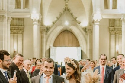 Una novia entra con su padrino a la ceremonia. MARINA PALACIOS