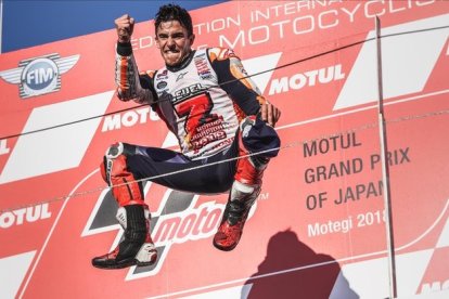 Marc Márquez celebra, en el podio de Motegi (Japón), la conquista del quinto título de MotoGP.