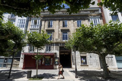 El edificio del número 30 del Paseo del Espolón protagoniza la polémica. SANTI OTERO