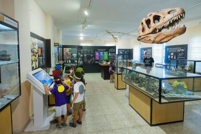 Varios niños visitan el interior del Museo de Salas de Infantes. ECB