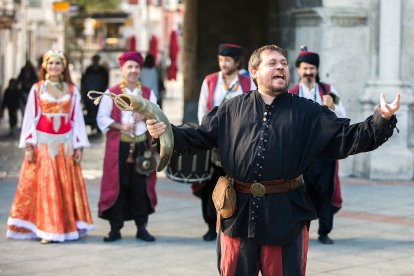 Animación de calle frente al Arco de Santa María. TOMÁS ALONSO