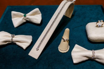 Un conjunto de varios miles de euros caracterizado por un anillo de brillante y dos diamantes bagette, un anillo con esmeralnda colombiana y una pulsera riviere. SANTI OTERO