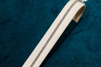 Pulsera riviere, varios miles de euros engarzados en una elegante joya. SANTI OTERO
