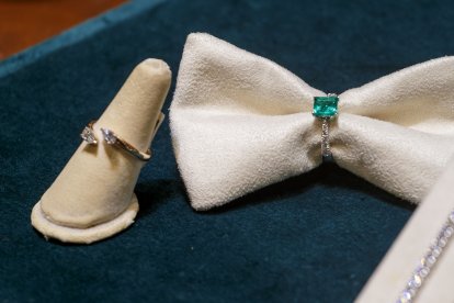 Conjunto de anillos de lujo que se pueden adquirir en Burgos al momento de cobrar el Gordo del Sorteo de Navidad. SANTI OTERO