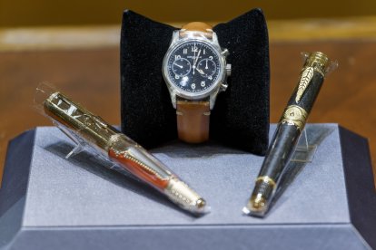 Las plumas son además de un capricho una inversión. Los precios de estos diseños exclusivos se revalorizan con el tiempo. Cuando quedan pocos ejemplares de un diseño, se buscan incluso desde el extranjero. SANTI OTERO