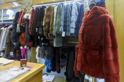 Las nuevas colecciones de abrigos de visón en nada se parecen al de las abuelas que también se pueden remozar para acercarse a la actualidad. SANTI OTERO