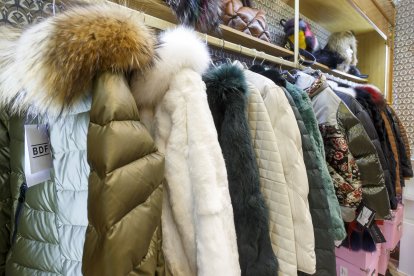Abrigos de plumas rellenos de plumón son otra garantía de inversión. SANTI OTERO