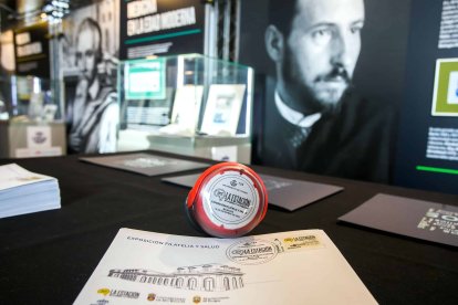El sobre y el sello conmemorativo de la exposición Filatelia y Salud en La Estación. TOMÁS ALONSO