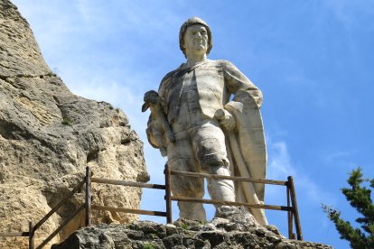 La escultura del pastor impresiona por su altura en el paraje de La Picota.