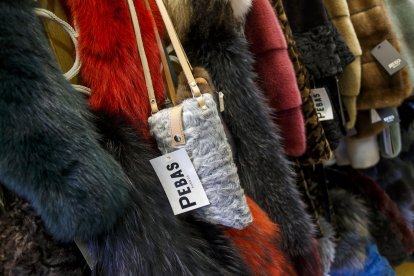 En el trabajo artesano de las pieles se aprovechan todos los retales. Aquí bolsos pequeños para el móvil. SANTI OTERO