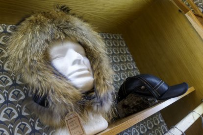 Bolsos, buff o gorros que se presentan con la factura artesanal y de calidad de Peletería Pebas. SANTI OTERO