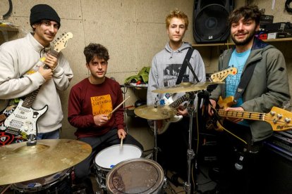 Memocracia al completo, en su local de ensayo en el Andén 56, con los instrumentos a punto para perfilar su directo de cara a sus seis fechas con La M.O.D.A. 