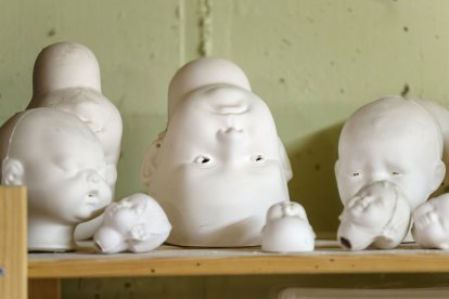 Cabezas realizadas en porcelana listas para cocer. S. OTERO