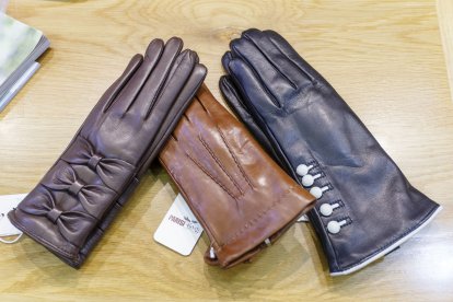 Guantes de piel, un complemento imprescindible.