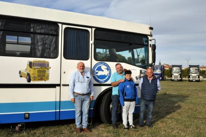 Autobús Pegaso caravana de los Hermanos Cerezales,
desde Ponferrada. MANUEL PÉREZ PALACIOS