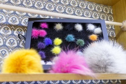 En el trabajo artesano de las pieles se aprovechan todos los retales. Aquí borlas para gorros y bufandas hechos con visón escandinavo. SANTI OTERO