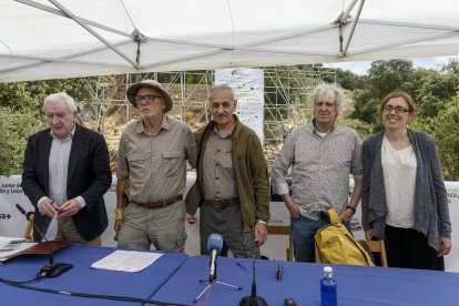 Los codirectores, la directora de políticas culturales de la Junta y el presidente de la Fundación Atapuerca, tras la presentación. SANTI OTERO