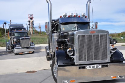 El Peterbill (en primer plano) del burgalés Fernando
Fernández y detrás el Kenworth de Luís (club Camión
Cantabria) en el parquin de Valterria. MANUEL PÉREZ PALACIOS