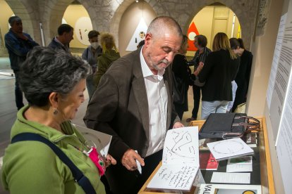 Juan Vallejo durante la inauguración de su última exposición.  TOMÁS ALONSO