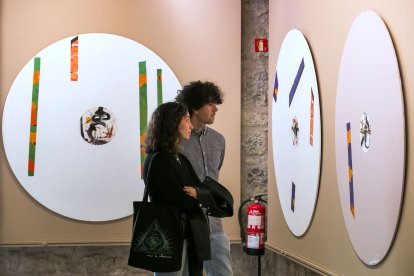 La exposición quedó inaugurada ayer en el Arco de Santa María, donde Vallejo recurre a grandes aros y circunferencias o a tubos para describir su visión de la Catedral. FOTOS: TOMÁS ALONSO