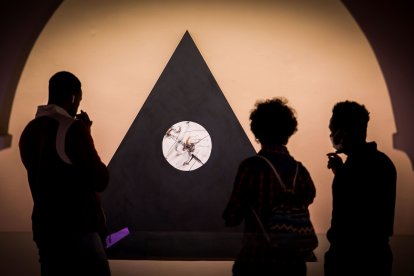 La exposición quedó inaugurada ayer en el Arco de Santa María, donde Vallejo recurre a grandes aros y circunferencias o a tubos para describir su visión de la Catedral. FOTOS: TOMÁS ALONSO