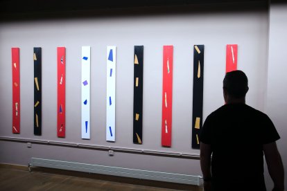 La exposición quedó inaugurada ayer en el Arco de Santa María, donde Vallejo recurre a grandes aros y circunferencias o a tubos para describir su visión de la Catedral. FOTOS: TOMÁS ALONSO