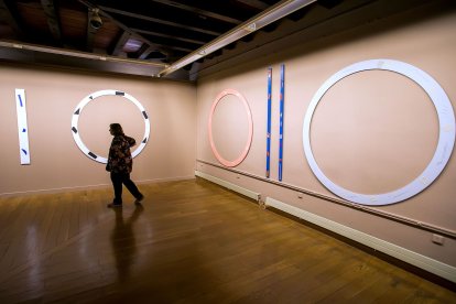 La exposición quedó inaugurada ayer en el Arco de Santa María, donde Vallejo recurre a grandes aros y circunferencias o a tubos para describir su visión de la Catedral. FOTOS: TOMÁS ALONSO