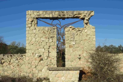 Altar Falange. Bajo la leyenda ‘Caídos de la 1ª bandera de F.E -Falange Española- de Palencia. presentes», en recuerdo a los falagistas que cayeron en enfrentamientos con las tropas republicanas en la zona de Bricia. Se uso para misas de campaña y se ve desde la carretera, a un kilómetro del Águila. FOTOS: © ECB / Darío Gonzalo