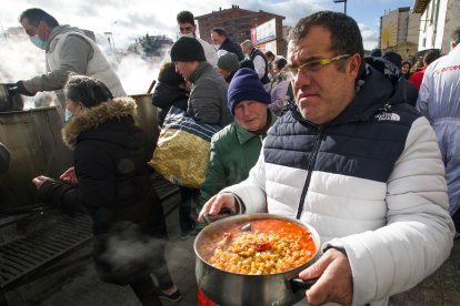 Un hombre se marcha con la cazuela llena. T.A.