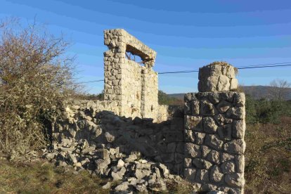 Altar Falange. Bajo la leyenda ‘Caídos de la 1ª bandera de F.E -Falange Española- de Palencia. presentes», en recuerdo a los falagistas que cayeron en enfrentamientos con las tropas republicanas en la zona de Bricia. Se uso para misas de campaña y se ve desde la carretera, a un kilómetro del Águila. FOTOS: © ECB / Darío Gonzalo