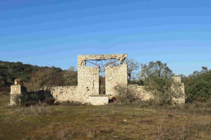 Altar Falange. Bajo la leyenda ‘Caídos de la 1ª bandera de F.E -Falange Española- de Palencia. presentes», en recuerdo a los falagistas que cayeron en enfrentamientos con las tropas republicanas en la zona de Bricia. Se uso para misas de campaña y se ve desde la carretera, a un kilómetro del Águila. FOTOS: © ECB / Darío Gonzalo