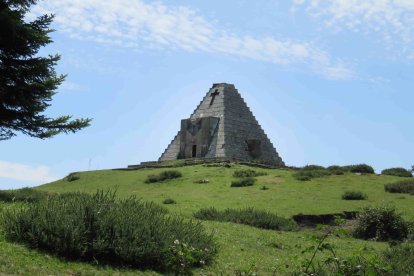Pirámide italianos. Se trata de una pirámide escalonada que se alza a pocos metros de la N-623 en lo alto del puerto del Escudo en Valle de Valdebezana. Se asoma al pantano del Ebro desde las alturas y está muy próxima al límite con Cantabria. Es un mausoleo a los soldados caídos de esa nacionalidad en el bando franquista. Pertenece al gobierno italiano que hace décadas que exhumó los restos y la despojó de simbología fascista. Su interior circular eleva hasta el techo los 360 nichos de los soldados voluntarios italianos. Bajo tierra, una cripta servía para el reposo de los oficiales. FOTOS: © ECB / Darío Gonzalo
