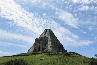 Pirámide italianos. Se trata de una pirámide escalonada que se alza a pocos metros de la N-623 en lo alto del puerto del Escudo en Valle de Valdebezana. Se asoma al pantano del Ebro desde las alturas y está muy próxima al límite con Cantabria. Es un mausoleo a los soldados caídos de esa nacionalidad en el bando franquista. Pertenece al gobierno italiano que hace décadas que exhumó los restos y la despojó de simbología fascista. Su interior circular eleva hasta el techo los 360 nichos de los soldados voluntarios italianos. Bajo tierra, una cripta servía para el reposo de los oficiales. FOTOS: © ECB / Darío Gonzalo