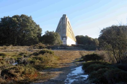 Águila Sagardía. El águila asoma desde las alturas del puerto de Carrales en honor a las víctimas de esta columna caídas en el frente norte. En un libro editado en 1940 el general Sagardía dejó escrito: «Les prometí a mis muchachos dos cosas para realizarlas al final de la guerra: un monumento y un libro. El monumento ya está elevado en tierras de La Lora, tan pródigamente regadas con su sangre». FOTOS: © ECB / Darío Gonzalo