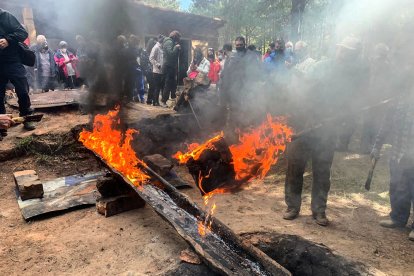 Demostración de la elaboración de la pez en el Horno de Mataca. C.R.C.