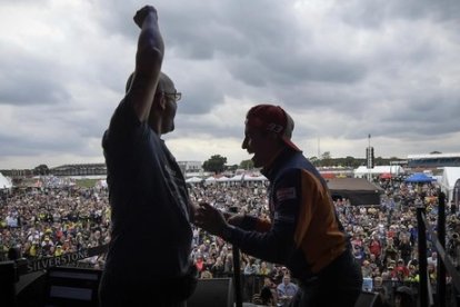 El seguidor de Marc Márquez celebra, junto al tetracampeón de MotoGP, su selfie.