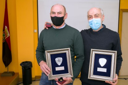 Reconocimiento a los bomberos jubilados Miguel Calzada y José María García. TOMÁS ALONSO