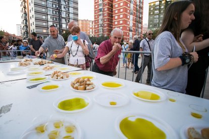 Cata de aceite de oliva en la fiesta de Nuestra Señora del Rosario. T.A.