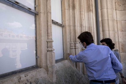 Comprobaron también los ventanales donde se instalarán las 14 piezas de las 21 que se conservan.