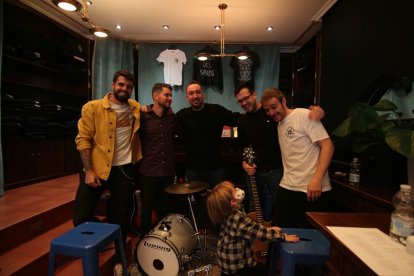 Lobocordero, tras el concierto, con un joven seguidor que promete seguir los pasos del grupo. GUZMÁN ESPINOSA