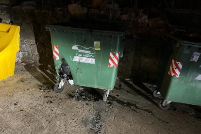 Un grupo anitsemita quema contendores y vuelve a llenar Castrillo Mota de Judíos de pintadas anti judías. ECB