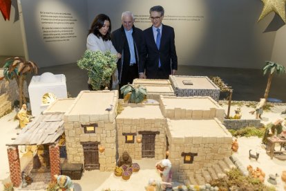 Los responsables de Fundación Círculo muestran el Belén al representante de la Diócesis. SANTI OTERO