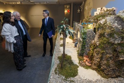 Los responsables de Fundación Círculo muestran el Belén al representante de la Diócesis. SANTI OTERO